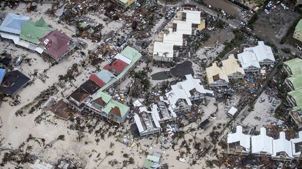 Une image aérienne de Philipsburg, à Saint-Martin, après le passage ravageur de l'ouragan Irma, le 6 septembre 2017.&nbsp; (GERBEN VAN ES / ANP)