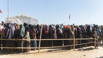 Des Rohingyas font la queue pour obtenir des produits de première nécessité dans le camp de réfugiés de Naybara, à Cox's Bazar, au Bangladesh, le 3 décembre 2017. (MARUF HOSSAIN RAFI / NURPHOTO / AFP)