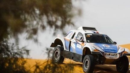 Avant le départ du Rallye Dakar 2022,&nbsp;un&nbsp;véhicule&nbsp;d'assistance&nbsp;a explosé en ArabieSaoudite, où avait lieu l'événement. (ANTONIN VINCENT / DPPI VIA AFP)