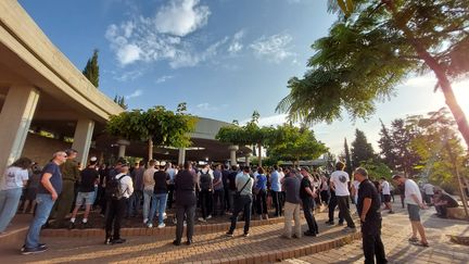 A solidarity burial at the Yarkon cemetery in Tel Aviv (Israel).  (AGATHE MAHUET / RADIOFRANCE)