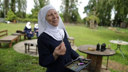 Sœur Kate prend soin de préciser que la partie du cannabis utilisée dans sa production ne contient que du cannabidiol (CBD) mais aucun THC, le composant chimique psychoactif qui provoque un état de «défonce».  (Lucy Nicholson / REUTERS)