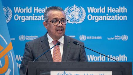 Le directeur général de l'OMS, Tedros Adhanom Ghebreyesus, s'exprime depuis Genève (Suisse), le 29 novembre 2021. (CHRISTOPHER BLACK / WORLD HEALTH ORGANIZATION / AFP)