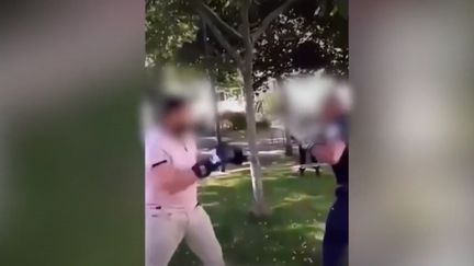 Les images ont fait le tour des réseaux sociaux et elles pourraient valoir&nbsp;des sanctions à un fonctionnaire de police. On le voit boxer avec un jeune dans un quartier sensible de Quimper, dans le Finistère. (FRANCE 3)