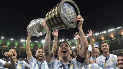 Lionel Messi soulève la Copa America après la victoire de l'Argentine en finale, le 10 juillet 2021 au Maracana de Rio de Janeiro. (CARL DE SOUZA / AFP)