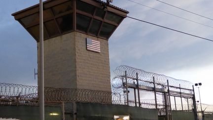 La&nbsp;porte principale de la prison, sur la base navale américaine de Guantanamo, à Cuba, le&nbsp;16 octobre 2018. (SYLVIE LANTEAUME / AFP)