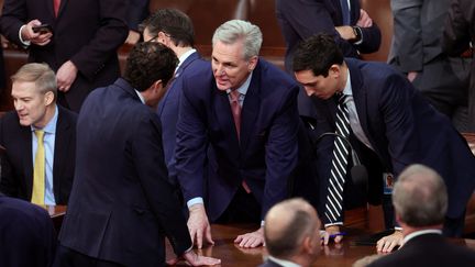 Kevin McCarthy (au centre) en pleine discussion à la Chambre des représentants, le 3 janvier 2023, à Washington (Etats-Unis). (WIN MCNAMEE / GETTY IMAGES NORTH AMERICA)