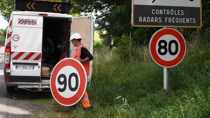 Un changement de panneaux&nbsp;dans le sud-ouest de la France, le 28 juin 2018. (PASCAL PAVANI / AFP)