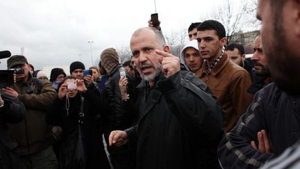 Abdelhakim Sefrioui, lors d'une&nbsp;manifestation organisée par le collectif propalestinien Cheikh Yassine contre "l'ingérence du politique et du Crif dans les affaires du culte musulman", en avril 2010. (MARLENE AWAAD/IP3 / MAXPPP)