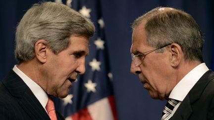 Le secr&eacute;taire d'&eacute;tat am&eacute;ricain, John Kerry et son homologue russe, Sergue&iuml; Lavrov, &agrave; Gen&egrave;ve (Suisse), samedi 14 septembre 2013.&nbsp; (PHILIPPE DESMAZES / AFP)