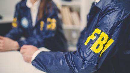 Image d'illustration d'un homme portant un uniforme du FBI.&nbsp; (GETTY IMAGES)