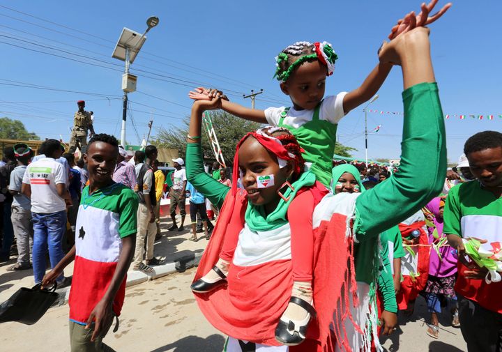 Habitants du Somaliland célébrant, le 18 mai 2015, le 24e anniversaire de l'indépendance (non reconnue au niveau international) de leur territoire. (FEISAL OMAR / X02643)