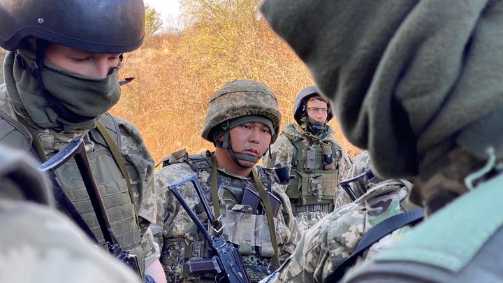 Guenady, un Bouriate de 29 ans, une ethnie qui vit aux frontières de la Mongolie fait partie du "bataillon sibérien", en octobre 2023. (BORIS LOUMAGNE / RADIOFRANCE)