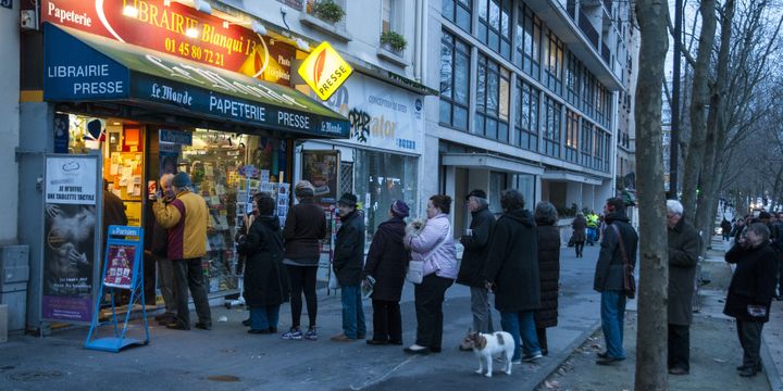 File d'attente devant un kiosque boulevard Auguste Blanqui dans le XIIIe arrondissement de Paris, le 14 janvier.
 (ROLLINGER-ANA / ONLY FRANCE)