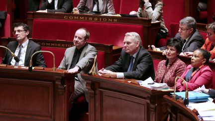 Le rapporteur de la loi Erwann Binet, le pr&eacute;sident de la Commission des lois, Jean-Jacques Urvoas, le Premier ministre, Jean-Marc Ayrault, la ministre de la Famille, Dominique Bertinotti, et la ministre de la Justice, Christiane Taubira, le 12 f&eacute;vrier 2013 &agrave; l'Assembl&eacute;e nationale (JACQUES DEMARTHON / AFP)