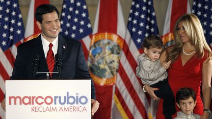 Le r&eacute;publicain Marco&nbsp;Rubio avec sa famille lors de sa victoire &agrave; l'&eacute;lection s&eacute;natoriale de Floride, &agrave; coral Gables (Etats-Unis), le 2 novembre 2010. (HANS DERYK / REUTERS)