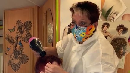 Josye sillonne les villages, depuis lundi 11 mai et le déconfinement, dans le sud-ouest de la France avec son salon de coiffure ambulant. (FRANCEINFO / RADIOFRANCE)