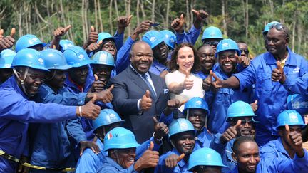 Sylvia Bongo&nbsp;accompagnée de son mari, le président gabonais Ali Bongo, à Port-Gentil, le 29 février 2016. (STEVE JORDAN / AFP)