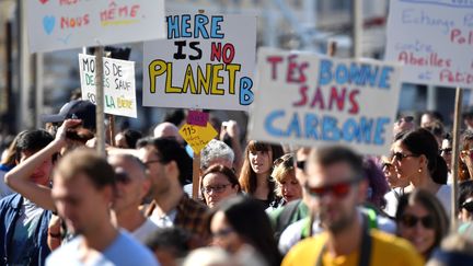 Des participants à la Marche pour le climat organisée à Marseille, le 13 octobre 2018. (GERARD JULIEN / AFP)