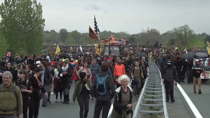 Autoroute A69 : des milliers de manifestants marchent en opposition au chantier (Capture France 2)