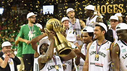 Le Limougeaud Eugene Jeter soul&egrave;ve le troph&eacute;e apr&egrave;s avoir remport&eacute; le championnat de France, le 20 juin 2015 au palais des sports de Beaublanc &agrave; Limoges.&nbsp; (PASCAL LACHENAUD / AFP)