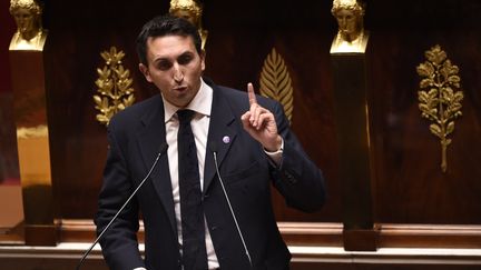 Le d&eacute;but&eacute; UMP Julien Aubert &agrave; la tribune de l'Assembl&eacute;e nationale, le 14 octobre 2014, lors des d&eacute;bats sur la loi sur la transition &eacute;nerg&eacute;tique. (MARTIN BUREAU / AFP)