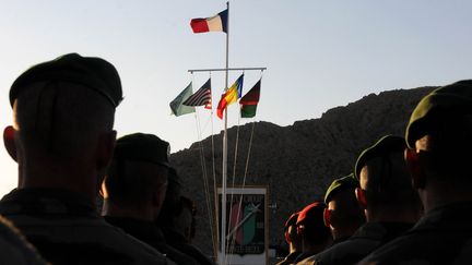 Des militaires fran&ccedil;ais lors d'une c&eacute;r&eacute;monie dans la base de Torah, dans le district de Surobi, en Afghanistan, en octobre 2011. (AYMERIC VINCENOT / AFP)