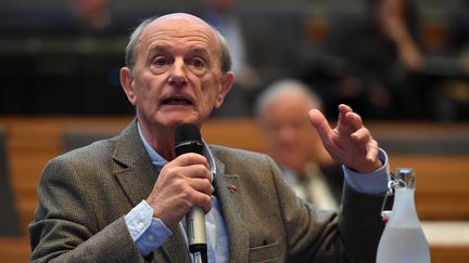 L'explorateur Jean-Louis Etienne lors d'une conférence sur le climat à Toulouse, le 10 novembre 2017. (REMY GABALDA / AFP)