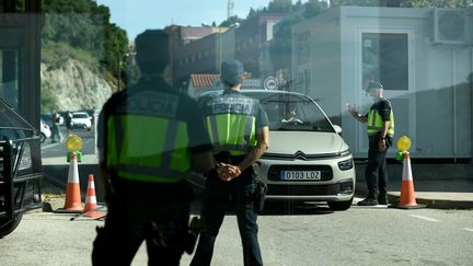 Des policiers espagnols stationnés à la frontière avec la France, le 21 juin 2020 à La Jonquère (Espagne). (JOSEP LAGO / AFP)