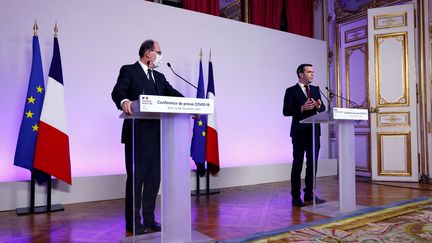 Le Premier ministre Jean Castex et le ministre de la Santé Olivier Véran lors d'une conférence de presse à Matignon, le 6 décembre 2021. (THOMAS SAMSON / AFP)