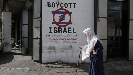 Un graffiti appelle au boycott des produits israéliens à Bethléem, en Cisjordanie, le 17 septembre 2014. (AHMAD GHARABLI / AFP)