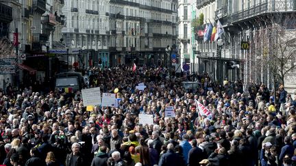 Des manifestants défilent dimanche 17 avril à Bruxelles (Belgique), pour rendre hommage aux victimes des attentats. (FILIP DE SMET / BELGA MAG / AFP)