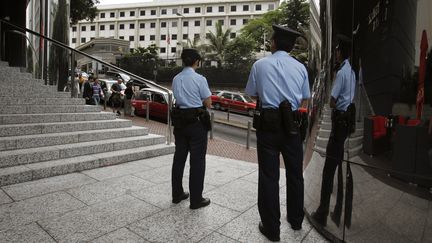 Des policiers devant le consulat des Etats-Unis &agrave; Hong-Kong, le 10 juin 2013.&nbsp; (BOBBY YIP / REUTERS)