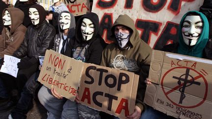 Des manifestants portant le masque des Anonymous protestent contre le trait&eacute; ACTA, le 25 f&eacute;vrier 2012 &agrave; Nice (Alpes-Maritimes). (VALERY HACHE / AFP)