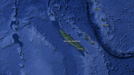 Capture d'écran d'une carte satellite pointant l'archipel de la Nouvelle-Calédonie.&nbsp; (GOOGLE MAPS / FRANCEINFO)