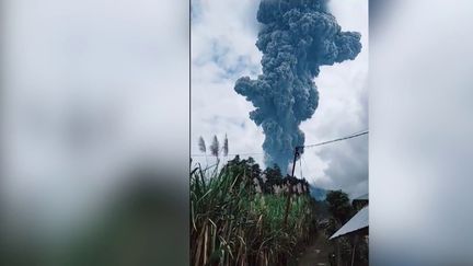 L'éruption du volcan Marapi en Indonésie a coûté la vie à onze personnes. Les évacuations par les airs sont impossibles. (France 2)