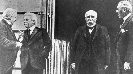 Les Premiers ministres&nbsp;britanniques et italiens David Lloyd George et Vittorio Emanuele Orlando, le président du Conseil Georges Clemenceau et le président américain Woodrow Wilson, photographiés en 1919. Alors que les Alliés ratifient le traité de Versailles le 19 mars 1920, le même jour, les États-Unis refusent de le signer. (DPA / AFP)