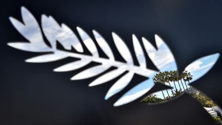 Une palme, symbole du Festival de Cannes. La 73e édition a été annulée à cause de la pandémie. Une sélection de 56 films bénéficieront du label "Cannes2020". (LOIC VENANCE / AFP)