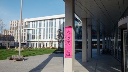 Une affiche en grève sur le campus Condorcet à Aubervilliers où l'École des hautes études en sciences sociales (EHESS) est installée, le 9 décembre 2021. Photo d'illustration. (HERVE CHATEL / HANS LUCAS)