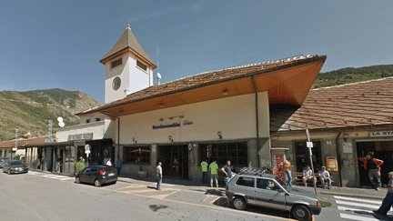 La gare de Bardonecchia (Italie), à la frontière franco-italienne, devant laquelle des gendarmes français ont déposé une migrante nigériane, malade et enceinte, en pleine nuit, le 9 février 2018. (GOOGLEMAPS)