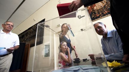 Des Fran&ccedil;ais votent samedi 21 avril, au Br&eacute;sil. (ANTONIO SCORZA / AFP)