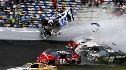 Accident &agrave; l'arriv&eacute;e du Nascar sur le circuit de Daytona (Floride), le 23 f&eacute;vrier 2013. (CHRIS GRAYTHEN / GETTY IMAGES)