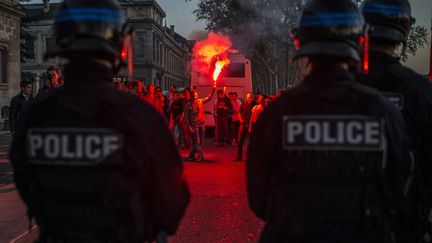 A Lyon, quinze personnes ont &eacute;t&eacute; interpell&eacute;e. Des extr&eacute;mistes, m&ecirc;l&eacute;s aux opposants, ont essay&eacute; de bloquer les acc&egrave;s &agrave; l'autoroute, pr&egrave;s du tunnel de Fourvi&egrave;re, selon la prefecture. (JEFF PACHOUD / AFP)