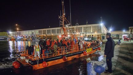 La marine espagnole débarque dans le port de Malaga des migrants secourus en Méditerranée, le 7 janvier 2019. (GUILLAUME PINON / NURPHOTO)