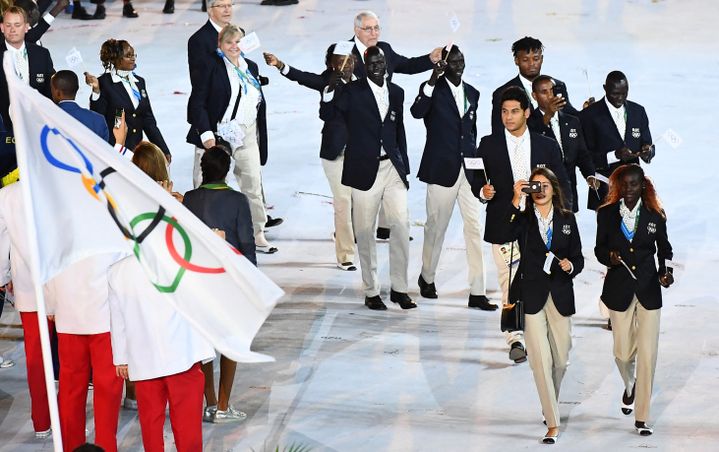 Pour sa première apparition à Rio, l'équipe des réfugiés&nbsp;était composée de dix athlètes. (FRANCK FIFE / AFP)