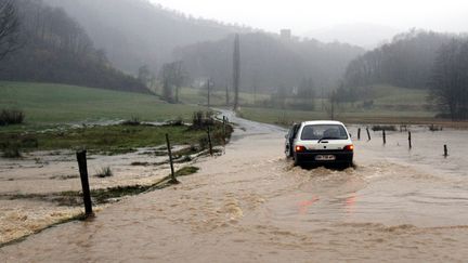 Des coul&eacute;es de boue ont coup&eacute; les routes &agrave; Arcizac-Ez-Angles (Hautes-Pyr&eacute;n&eacute;es), le 25 f&eacute;vrier 2015. (  MAXPPP)