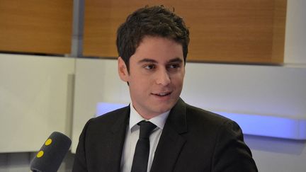 Gabriel Attal, secrétaire d’État auprès du ministre de l’Éducation nationale et de la Jeunesse, invité du "8h30 franceinfo", vendredi 6 décembre 2019.&nbsp; (JEAN-CHRISTOPHE BOURDILLAT / RADIOFRANCE)