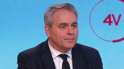 Xavier Bertrand, président (LR) de la région des Hauts-de-France et conseiller de Valérie Pécresse, était l'invité des "4V" sur France 2, lundi 14 mars. (CAPTURE ECRAN FRANCE 2)