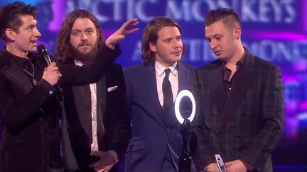 Les Arctic Monkeys recevant l'Award du Meilleur Album pour "AM" aux Brit Awards 2014.
 (Brit Awards)