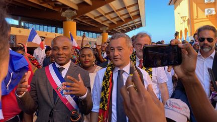 Ambdilwahédou Soumaïla, maire de Mamoudzou et Gérald Darmanin, ministre de l'Intérieur, à Mamoudzou (Mayotte), le 24 juin 2023. (BORIS LOUMAGNE / FRANCEINFO)