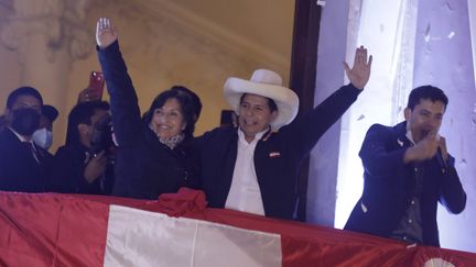 Pedro Castillar, au centre, célèbre avec&nbsp;sa colistière Dina boluarte, sa victoire à la présidentielle péruvienne le 19 juillet 2021 à Lima (Pérou). (GUADALUPE PRADO / AP)